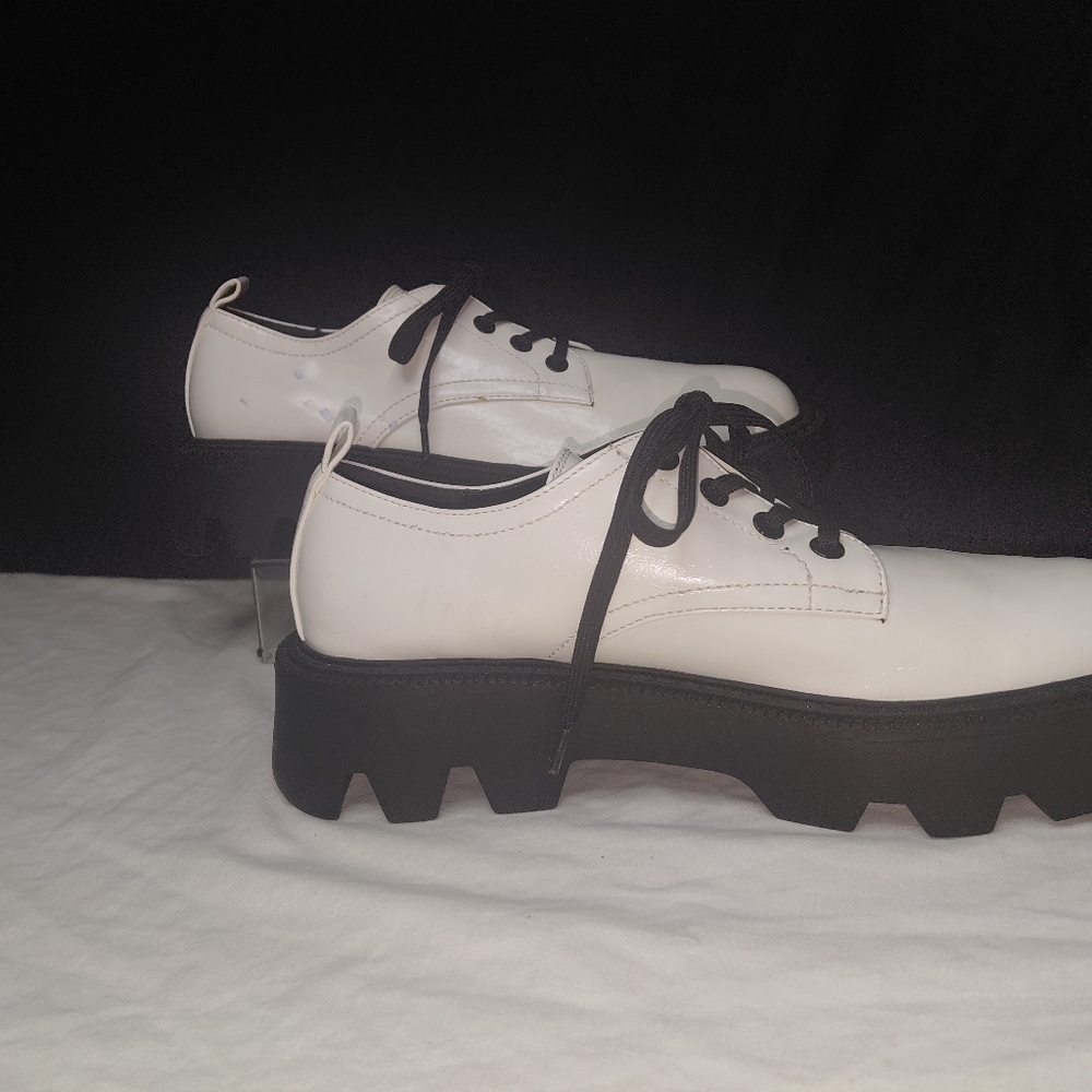 Zara Women's White Low Heeled Plataform Shoes with Black Soles Sz 39